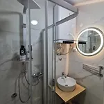 White - Free Parking Апартаменты